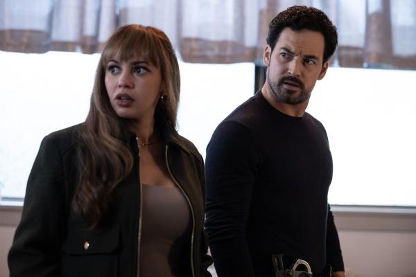 Bild 1 von 6: Max Mitchell (Vanessa Morgan, l.); Cole Ellis (Giacomo Gianniotti, r.)