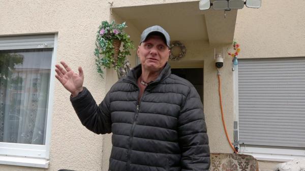 Bild 1 von 2: Elvis ärgert sich maßlos: Trotz Überwachungskameras wurde vor seiner Haustür eine ausrangierte Waschmaschine entwendet.