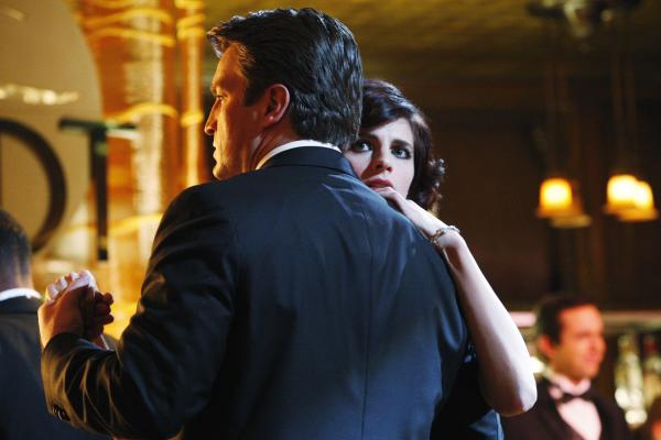 Bild 1 von 33: Die Opfer eines Serientäters haben eines gemeinsam: Sie unterstützten alle die gleiche Wohltätigkeitsorganisation. Zeit für Richard Castle (Nathan Fillion, l.) und Kate Beckett (Stana Katic, r.) undercover zu ermitteln ..,