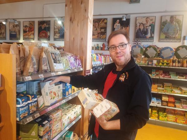 Bild 1 von 4: David Ostroga im Biomarkt der Lebensgemeinschaft Höhenberg.