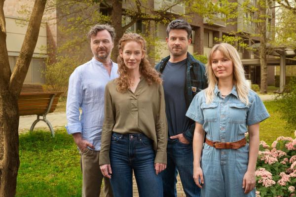 Bild 1 von 22: (v.l.n.r.) Paul Menke (Daniel Scholz); Dr. Lea Wolff (Sina-Valeska Jung); Dr. Erik Behrens (Daniel Buder); Nico Menke (Isabel Hinz)