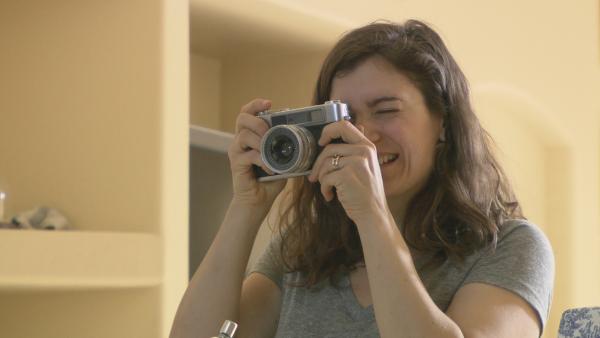 Bild 1 von 2: Physikerin Sara Walker von der University of Arizona macht ein Foto von ihrer Wohnung, um zu zeigen, wie schnell Informationen gesammelt und decodiert werden können.