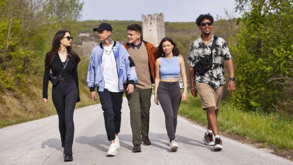 Bild 1 von 5: Auf ihrer Abschlussfahrt erlebt eine Abiturklasse aus Berlin in Kroatien allerlei Abenteuer.. (Foto, v.l.n.r.: Kayla Shyx, Jonas Ems, Jamie Birrell, Vivien König und Sydney Amoo)