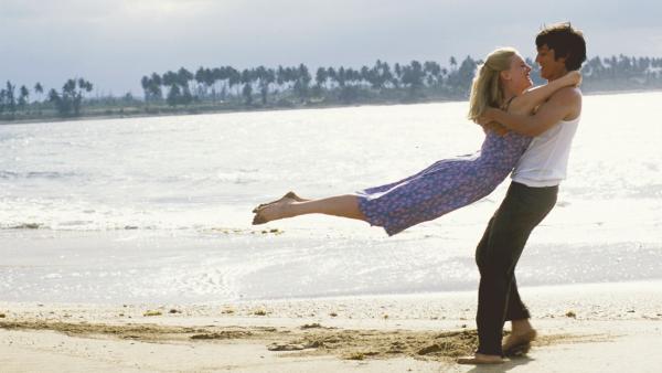 Bild 1 von 11: Die 18-jährige Katey (Romola Garai) trifft sich heimlich mit Javier (Diego Luna), um für einen Tanzwettbewerb zu üben..