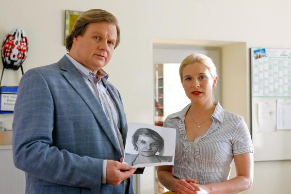 Bild 1 von 20: Im Bild: Mit Hilfe eines Phantombildes findet Ermittler Hartl (Michael A. Grimm, l.) heraus, dass das Opfer ein Verhältnis mit Camilla Menzel (Birte Hanusrichter, r.) hatte. Hat sie etwas mit dem Mord zu tun?