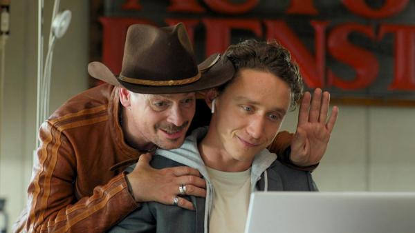 Bild 1 von 26: Im Bild: Fritz Karl (Richie Moosleitner), Aaron Friesz (Michael Moosleitner).