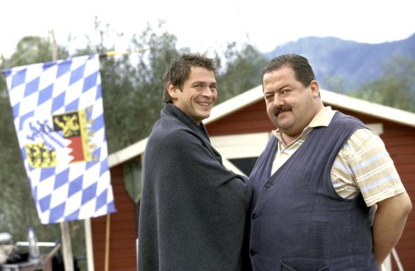 Bild 1 von 2: Im Bild: Eine schöne Pleite, denn nun muss sich Korbinian Hofer (Joseph Hannesschläger, re.) im Beisein seines Kollegen Christian Lind (Tom Mikulla)  von einem Naturschützer eine Strafpredigt anhören.