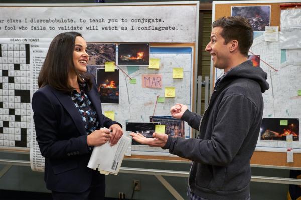 Bild 1 von 12: Amy Santiago (Melissa Fumero, l.); Jake Peralta (Andy Samberg, r.)