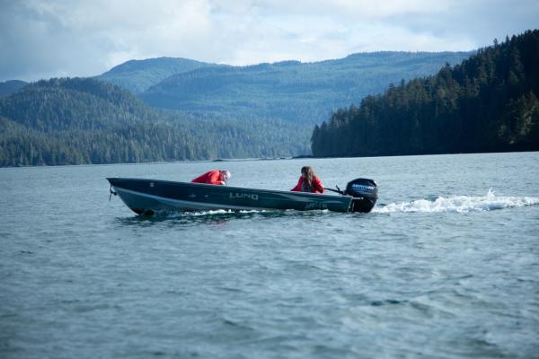 Bild 1 von 5: Veronica Arrants and Terri Metcalf go subsistence fishing.