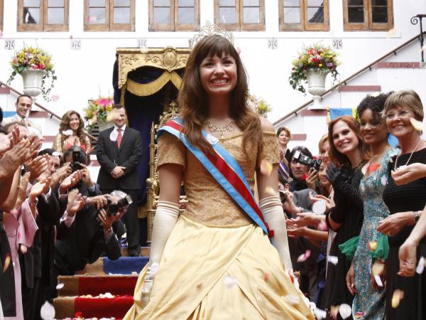 Bild 1 von 6: Prinzessin Rosalinda Marie Montoya Fiore ist aufgrund einer feindlichen Übernahme gezwungen, ihr Königreich Costa Luna zu verlassen. Sie begibt sich in die Obhut des Prinzessinnen-Schutzprogrammes. Agent Mason, Leiter der Top-Secret-Einrichtung, gewährt der königlichen Hoheit Unterschlupf. Mit Hilfe seiner störrischen Tochter Carter soll die Prinzessin die Identität eines ganz normalen Teenagers einnehmen und lernen, sich in einer Welt fernab jeglichen Luxus zurechtzufinden. Kein Wunder, dass die unterschiedlichen Lebensstile zu Konflikten zwischen den beiden 16-jährigen Teenagern führen.