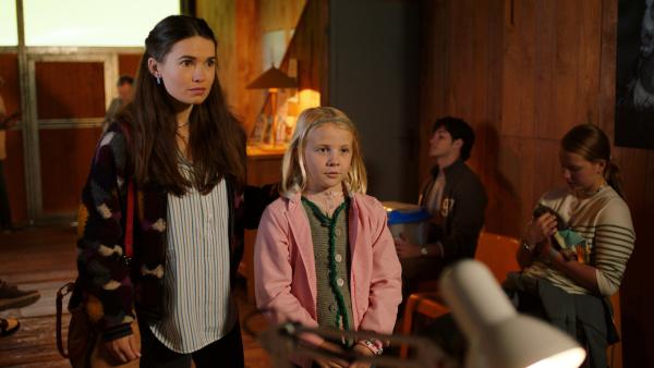 Bild 1 von 15: Lisa Krainer (Zoe Moore, l.) und ihre Tochter Matilda (Lara Johanna Grunwald, r.) machen sich Sorgen um ihre vergiftete Katze.