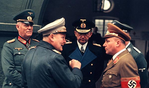 Bild 1 von 3: Martin Bormann (r.) steigt vom kleinen Parteifunktionär zu Hitlers Privatsekretär auf.