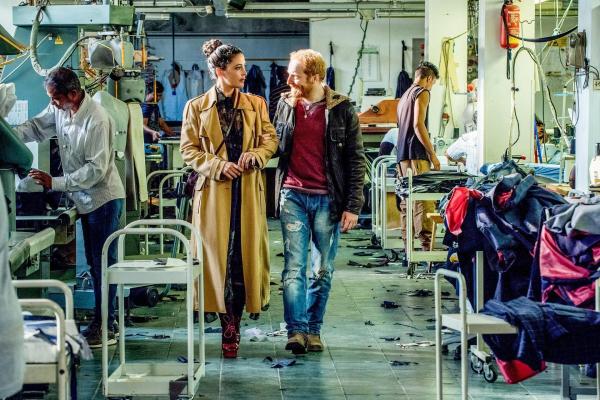 Bild 1 von 31: Im Bild: Saro Levante (Antonio Garuglio) mit Evelina (Alice Attala), seiner Auftraggeberin aus Mailand.