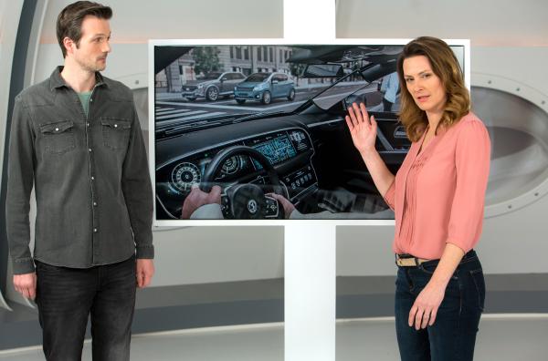 Bild 1 von 1: Anja Reschke (rechts) und Adrian Pflug (links) demonstrieren, wie einfache Kameratechnik für Autos und Lastwagen den toten Winkel sichtbar und den Verkehr sicherer machen können - in Wissen vor acht - Zukunft.