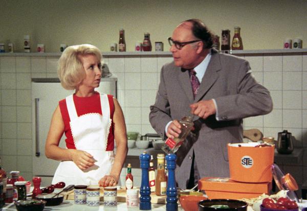 Bild 1 von 2: Im Studio der Fernsehköchin Elsetraut Knöpfke (Edith Hancke) richtet der Vertreter Willi Winzig (Heinz Erhardt) ein heilloses Durcheinander an.