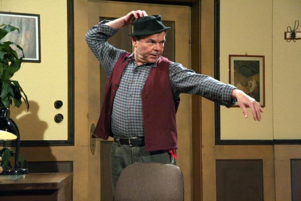 Bild 1 von 2: Hannes (Albin Braig) soll der Frauenquote gerecht werden. Er spielt perfekt die \