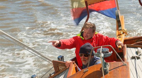 Bild 1 von 3: Unterwegs mit Willem Ruempler und seinem Sohn Gerrit auf ihrem Plattbodenschiff.