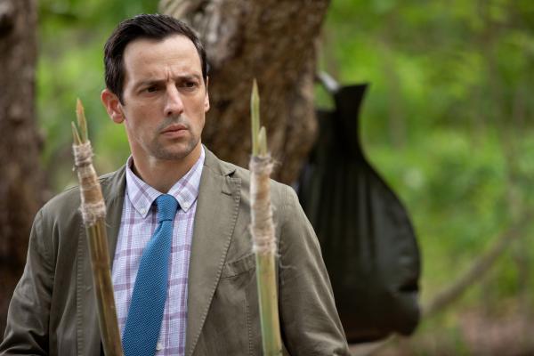 Bild 1 von 4: Detektive Neville Parker (Ralf Little) vermutet hinter der Tatwaffe einen von diesen spitzen Speeren für das Fangen von Fischen.