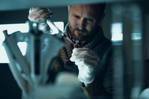 Bild 1 von 2: Dr. Thomas Lorenz (Maximilian Brückner) forscht auf Hochtouren nach dem Jemen-Virus.