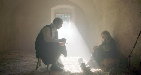 Bild 1 von 8: Wer einmal in die Mühlen der Inquisition geriet, kam kaum je wieder unbeschadet heraus. Eine von vielen, auf die das zutrifft, ist die Mutter des berühmten Mathematikers Johannes Kepler, Katharina. Durch eine Verleumdung beschuldigt, stand sie Prozess und Folter durch, überlebte ihren Freispruch aber nur kurz. Es ist nur eine Geschichte von vielen aus der Zeit des dreißigjährigen Krieges, der Europa verheerte und entvölkerte. Im Bild: Der Mathematiker Johannes Kepler besucht seine Mutter Katharina im Verlies.