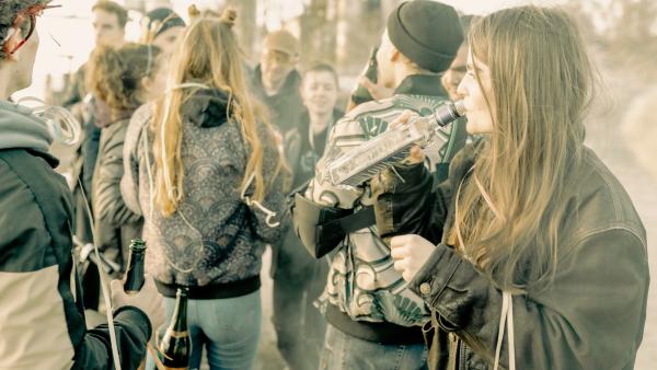 Bild 1 von 8: Bei einer ausgelassenen Party ertränkt Charlie (Emilie Neumeister, r.) ihren Frust. Ihre Freunde wissen nichts von der Zeitschleife.
