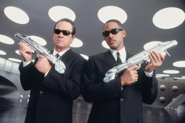 Bild 1 von 19: Immer korrekt gekleidet und nie um einen lockeren Spruch verlegen: Agent J (Will Smith, r.) und Agent K (Tommy Lee Jones, l.) ...