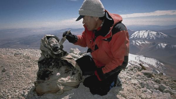Bild 1 von 4: In eisiger Höhe entdecken Archäologen auf dem Llullaillaco in den Anden die Leichen von drei Kindern. Was hat sich dort zugetragen?