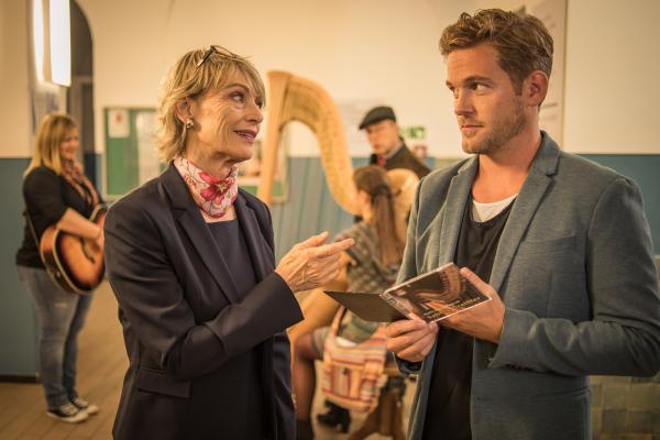 Bild 1 von 8: Dominik Morgenstern (Joscha Kiefer) spricht im Rathaus mit Kriminaldirektorin Kreiner (Ilona Grübel).