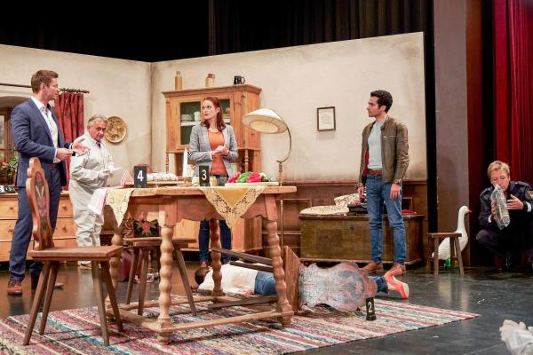 Bild 1 von 13: Im Bild: Pathologin Mai (Sina Wilke, M.) informiert die Kommissare Hansen (Igor Jeftic, l.), Kaya (Baran Hêvî, 2.v.r.) und Polizeihauptmeister Mohr (Max Müller, r.) über ihre vorläufigen Untersuchungsergebnisse sowie erste Beweismittel der Spurensicherung.