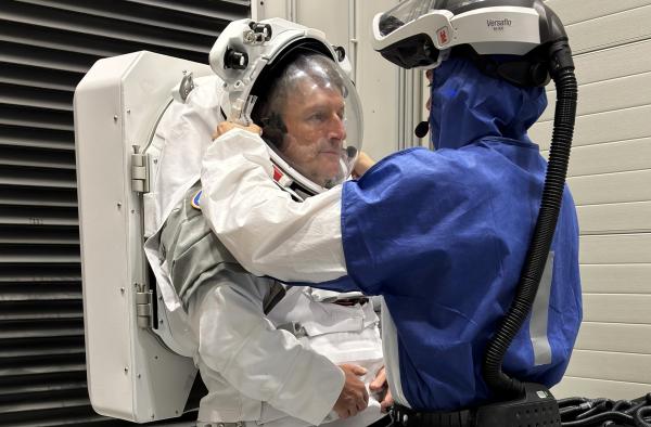 Bild 1 von 11: Der deutsche ESA-Astronaut Matthias Maurer (links) könnte zu den Astronauten gehören, die einmal auf dem Mond landen.