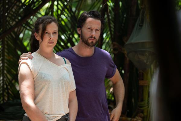 Bild 1 von 4: Bethan (Alexandra Roach) und Dave (Robert Lonsdale) werden zu dem Mord des Gruppenleiters eines Überlebenskurses befragt.