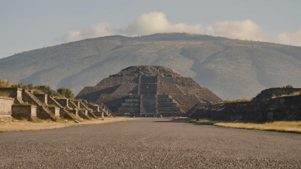 Bild 1 von 3: Präzise Konstruktion: Teotihuacán wurde nach einem Raster angelegt, deren Hauptachse die Straße der Toten bildet.