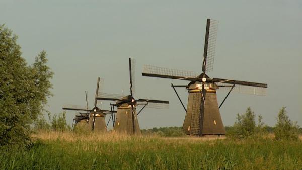 Bild 1 von 3: Jaja, zugegeben - Holland als miesen Ort zu verkaufen entspricht einem echten Klischee. Aber im Ernst: Unsere armen Nachbarn haben es echt schwer: keinen echten Sommer, Urlaub immer nur im Wohnwagen und faden Käse als kulinarisches Highlight. Als wäre das noch nicht genug liegt ein Viertel des Landes unter dem Meeresspiegel. Wenn der Klimawandel so weitermacht, dann ist Holland ernsthaft in Not! Echt mies. Ein wenig schade wäre es schon um unser Nachbarland, es gibt immerhin auch ein paar schöne Ecken. Vielleicht kommen wir nächstes Jahr mal mit dem Camper vorbei.