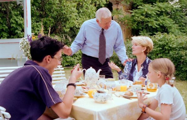 Bild 1 von 11: Im Bild: Familie Laubach beim Frühstück im Garten (v.li.: Philipp Fleischmann, Peter Bongartz, Christiane Hörbiger, Paula Polak).