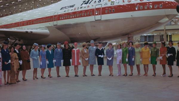 Bild 1 von 4: Jung, modebewusst und sexy: Die Flugbegleiterinnen und Flugbegleiter sind in den 70er Jahren stolz, für Braniff zu arbeiten.