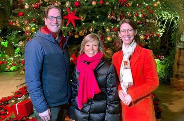 Bild 1 von 4: Annette Krause (Mitte) mit Gräfin Bernadotte (rechts) und Björn Graf Bernadotte (links).