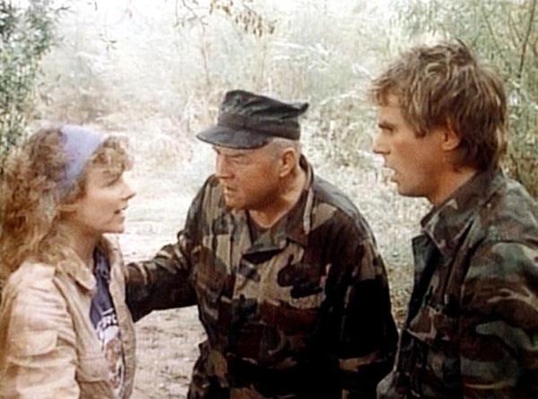 Bild 1 von 11: Debra (Marilyn Jones, l.), Pete (Dana Elcar, M.) und MacGyver (Richard Dean Anderson, r.) denken sich eine Fluchtmöglichkeit aus.