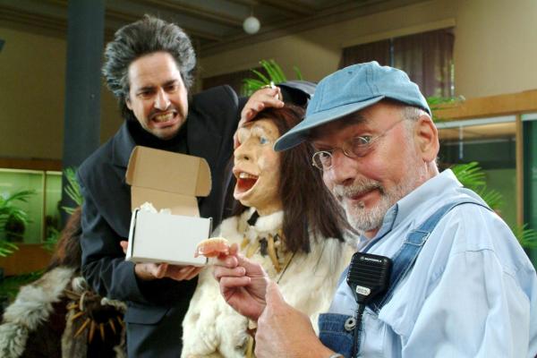 Bild 1 von 3: Geschafft! Die Neandertalerin bekommt ein Gebiss vom Anthropologen (Matthias Diem, l.). Doch ist es auch das Richtige? Peter (Peter Lustig, r.) scheint da was verwechselt zu haben.