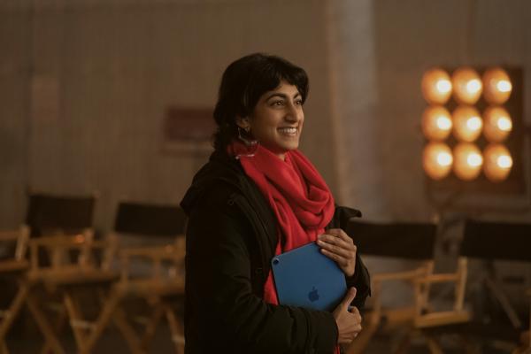 Bild 1 von 3: Monica (Sunita Mani) ist Aufnahmeleiterin für einen neuen Film, in dem Pete eine immer kleiner werdende Rolle spielt. Sie soll Pete Davidson verklickern, dass seine Filmrolle gar nicht so groß ist, wie er denkt.