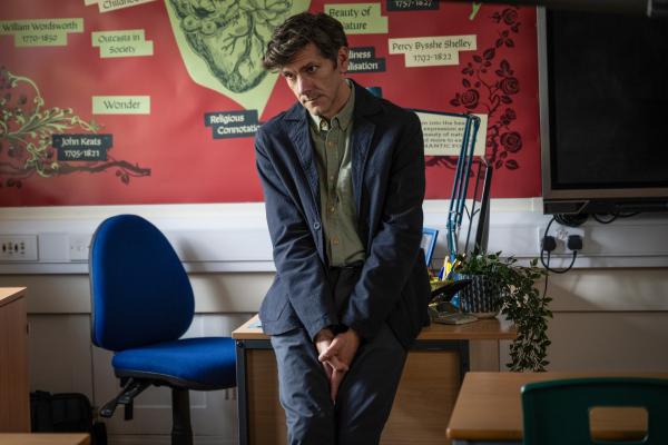 Bild 1 von 8: Lehrer Elliot Ward (Mathew Baynton) findet es unangebracht, im Rahmen eines Schulprojekts einen alten Kriminalfall zu behandeln.