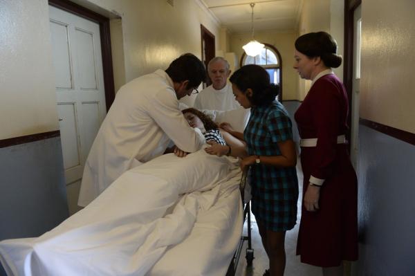 Bild 1 von 9: (v.l.n.r.) Dr. Patrick McNaughton (Jonathan LaPaglia), Annie (Gracie Gilbert); Martha (Miranda Tapsell); Matron Frances Bolton (Mandy McElhinney)