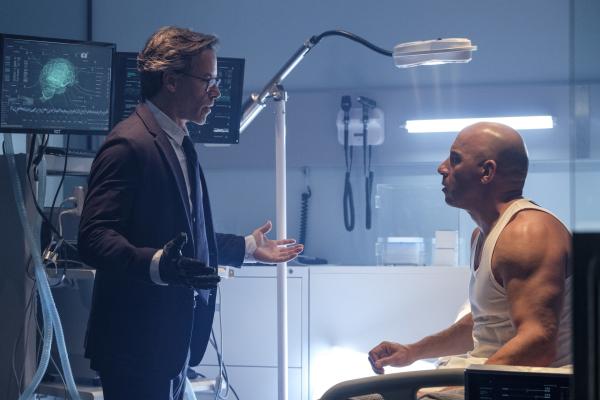 Bild 1 von 9: Dr. Emil Harting (Guy Pearce, l.); Bloodshot (Vin Diesel, r.)