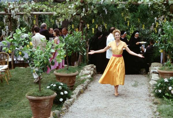 Bild 1 von 8: Als Frances (Diane Lane) sich im Italienurlaub in eine Uraltvilla verliebt, bleibt sie in dem Land, wo die Zitronen blühen ...