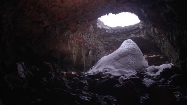 Bild 1 von 4: Das Wechselspiel zwischen Eis und Lava hat ein außergewöhnliches Naturschauspiel geschaffen. Eine der spektakulärsten unterirdischen Welten Islands, den Lavatunnel Raufarhólshellir.
