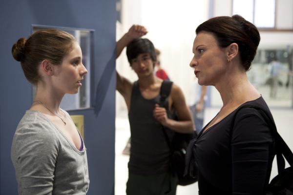 Bild 1 von 3: Tara (Xenia Goodwin, l.) und Christian (Jordan Rodrigues, M.) haben sich inmitten einer Tanzstunde laut gestritten. Die strenge Lehrerin Miss Raine (Tara Morice, r.) duldet solche Respektlosigkeiten nicht und weist Tara zurecht.
