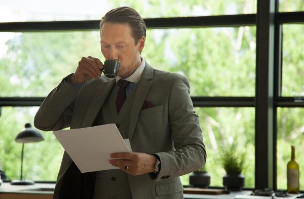 Bild 1 von 5: Für Börsenmakler Adam Veile (Simon J. Berger), der absolut keine Kinder will, wird es eng. Seine Frau hat nun schriftlich, dass der unerfüllte Kinderwunsch nicht an ihr liegt. Wird er weiterhin seine durchgeführte Vasektomie verheimlichen können?