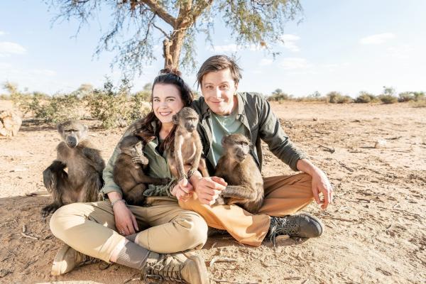 Bild 1 von 22: Es wird wild und witzig im Disney Channel! Im TIERDUELL treten unsere beiden Moderatoren Patricia und Jojo gegeneinander an, um knifflige Tierrätsel zu lösen! Immer abwechselnd stellen sie sich gegenseitig die Aufgabe, ein Tier anhand von drei charakteristischen Eigenschaften zu finden. Zum Beispiel: \