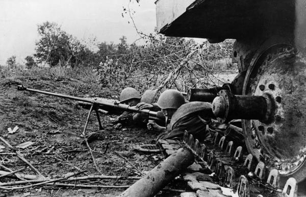 Bild 1 von 1: Rotarmisten bei der Schlacht von Kursk, 1943.