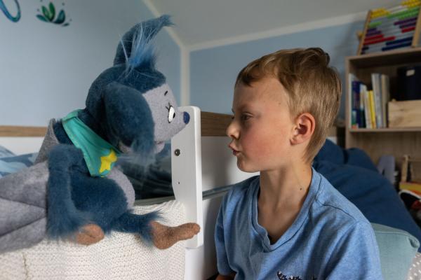 Bild 1 von 5: Maxi ist sauer auf seinen Papa. Fidi hört ihm aufmerksam zu.© KiKA/Lupalipa Media - Honorarfreie Verwendung gemäß AGB im redaktionellen Zusammenhang mit genannter Sendung bei Nennung \