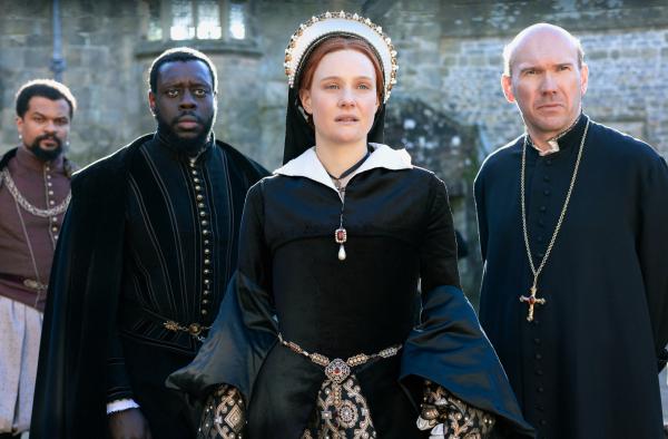 Bild 1 von 2: v.l.n.r.: Guzmán de Silva (Oliver Huband), Pedro (Ekow Quartey), Mary Tudor (Romola Garai), Bishop Gardiner (Alex Macqueen)